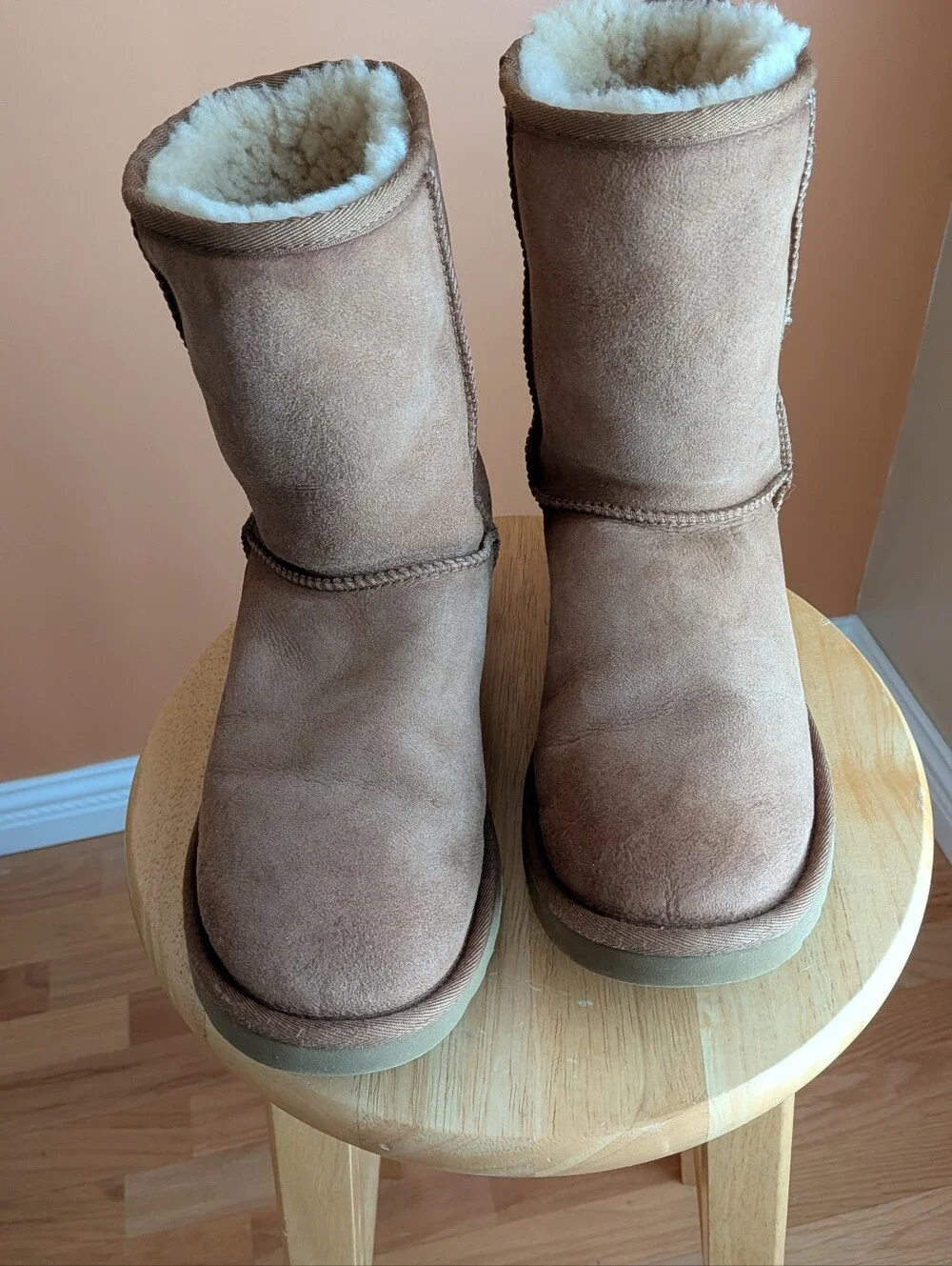 UGG Classic Women's leather Shearling-Lined Winter Boots - Chestnut Size 10